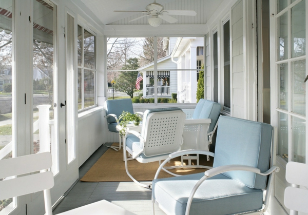 trends für retro möbel strahlend weiß und hellblau auf der veranda