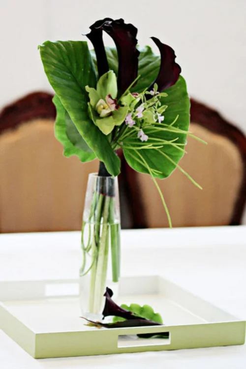 tropisches Ambiente zu Hause glas vase grün blätter