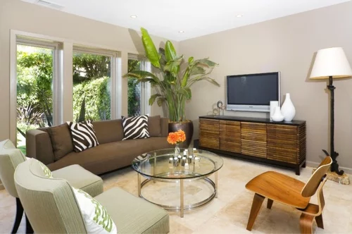 tropisches Ambiente zu Hause wohnzimmer rund couchtisch zebramuster