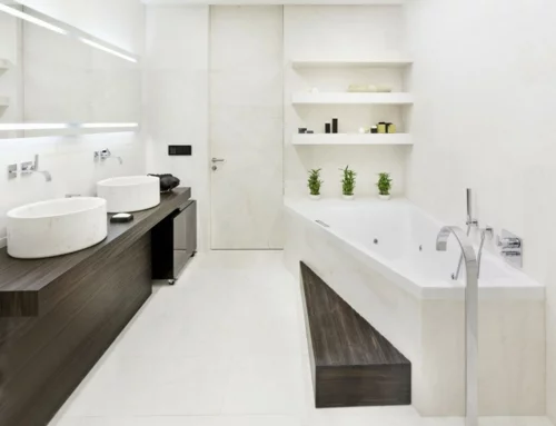 weiße Farbe im Badezimmer badewanne holz dunkel oberflächen