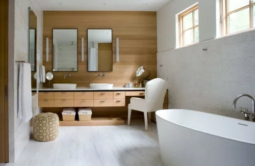 weiße Farbe im Badezimmer badewanne holz schubladen hocker stuhl