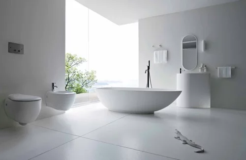 weiße Farbe im Badezimmer badewanne wandspiegel waschbecken
