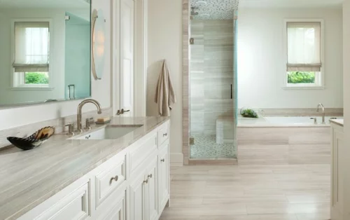 weiße Farbe im Badezimmer graue oberflächen badetücher