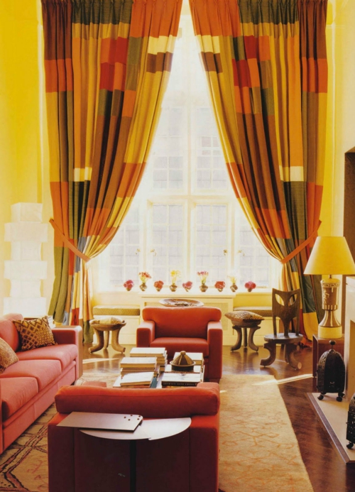 wohnzimmer designs bunte vorhänge orangerote sitzmöbel
