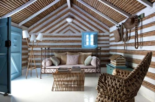 wohnzimmer mit strand schmiedeeisenbett und bambus