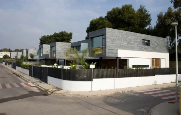 zeitgenössische luxus doppelhäuser in grau und weiß
