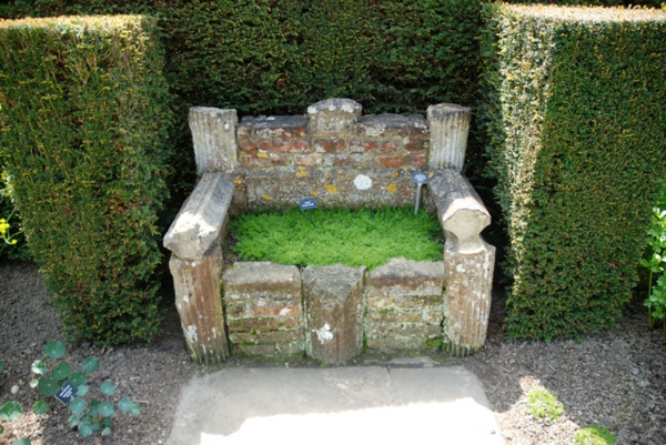 Bodendecker im Garten landschaftsbau immegrün steinbank sitzplatz moos