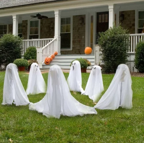Coole Party Dekoration im Garten zu Halloween bettwäsche weiß geist kreis