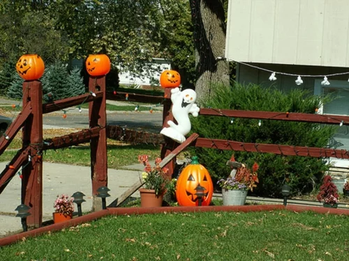 Coole Party Dekoration im Garten zu Halloween kürbisse bemalt gesicht