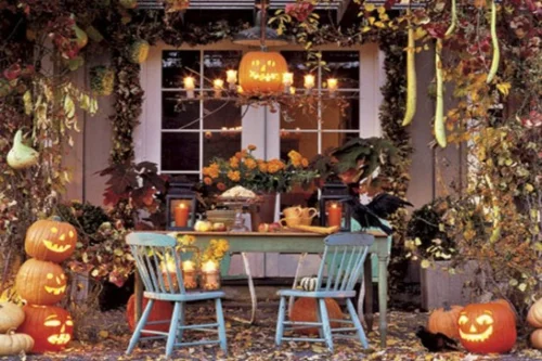 Coole Party Dekoration im Garten zu Halloween reich verziert sitzecke