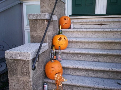 Coole Party Dekoration im Garten zu Halloween treppe kürbisse