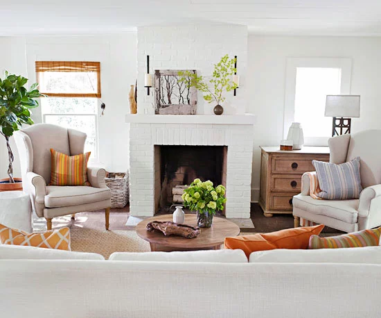 Coole praktische Wohnzimmer Designs einbaukamin sofas kissen streifen muster