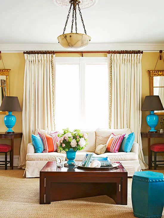 Coole praktische Wohnzimmer Designs kronleuchter gardinen sofas kissen