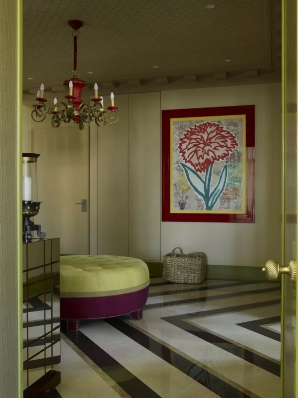 elegantes Apartment mit klassischem Interieur ankleideraum rund sitzbank
