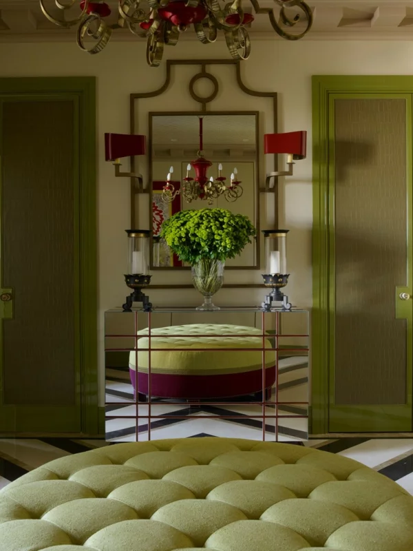 Eklektische wohnung mit klassischem Interieur flur couch spiegel