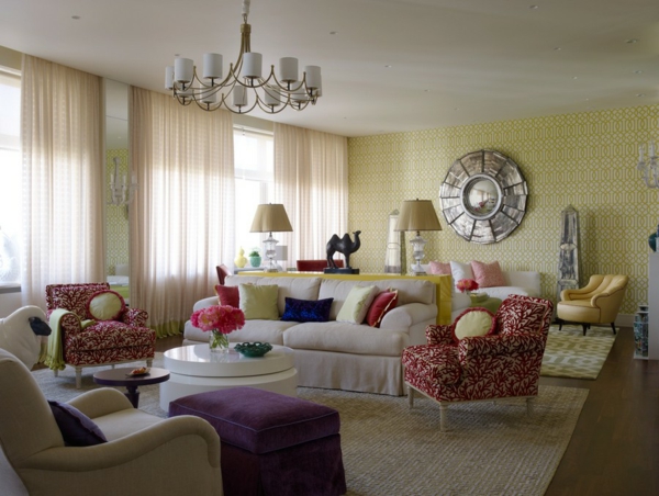 Eklektisches apartment mit klassischem Interieur gardinen sofas kissen sessel