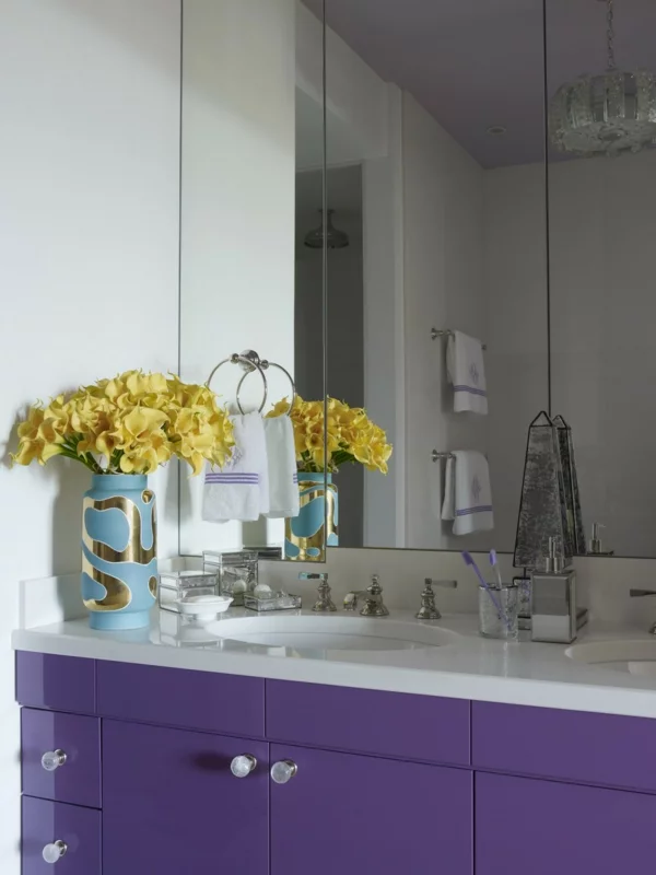 Eklektisches Apartment mit klassischem Interieur lila schubladen spiegel