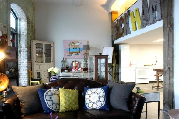 Eklektisches Interior Design in einer Loft Wohnungwohnzimmer ledersofa new orlians