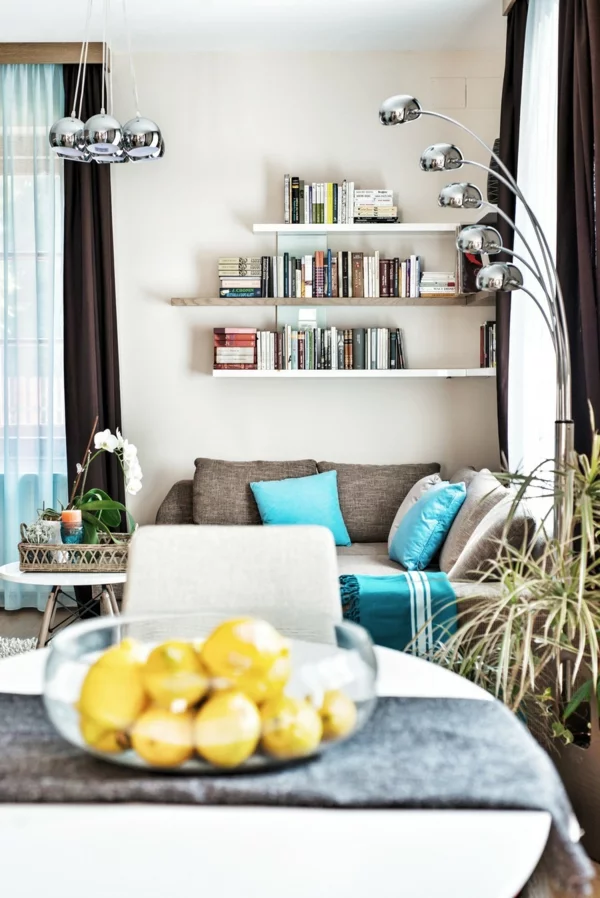 Extravagantes Apartment mit maßgefertigtem Interior Design offen regale sofa