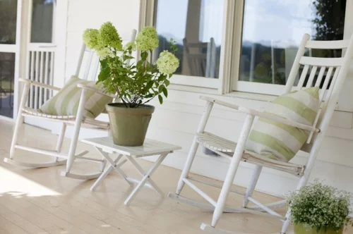 Gemütliches Zuhause gestalten holz schaukel gartenmöbel weiß veranda