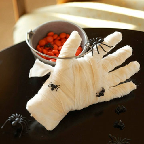 Gespenstige Dekoideen zu Halloween kaffee spider hand