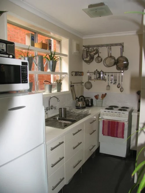 Kompakte Küchen einrichtungen hell weiß einrichtung spüle kochofen küchenschiene