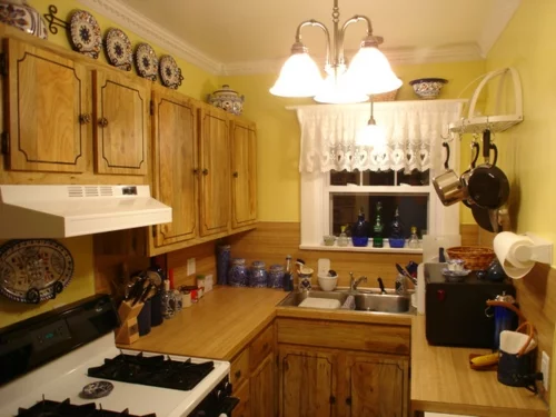 Kompakte Küchen einrichtungen holz einrichtung warmes ambiente spüle fenster