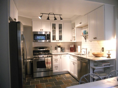 Kompakte Küchen einrichtungen kühlschrank glanzvoll beleuchtung fliesen weiß