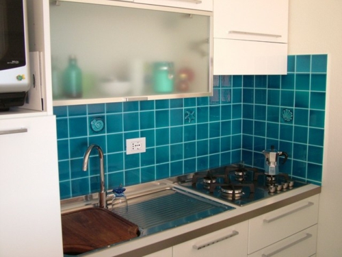 kompakte küchen einrichtungen dunkelblau fliesen küchenrückwand