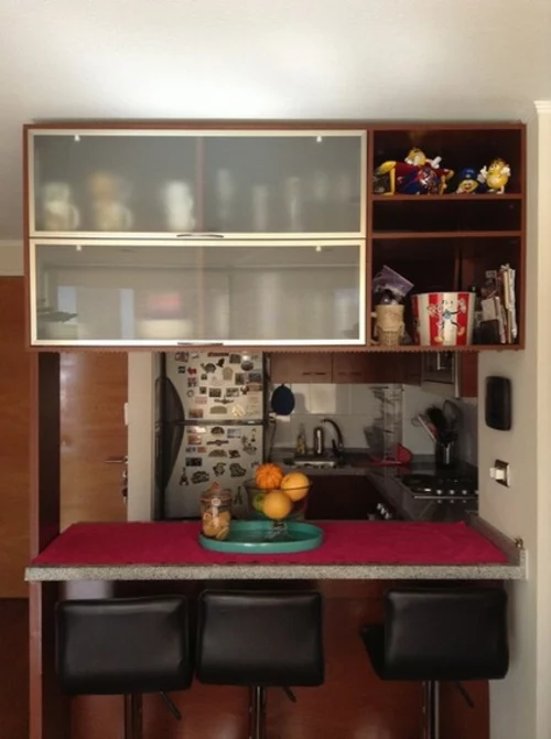 Kompakte Küchen einrichtungen modern glanzvoll tischplatte offen regale glas
