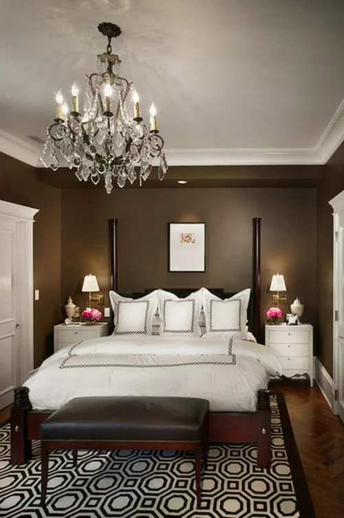 Kronleuchter im Schlafzimmer doppelbett braun wandgestaltung traditionell