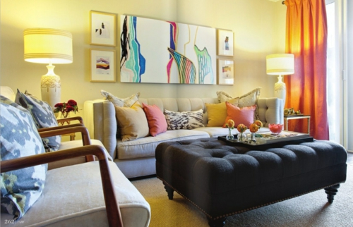 Kunstvolles cooles Wohnzimmer einrichten sofa blau sitzkissen rund samt