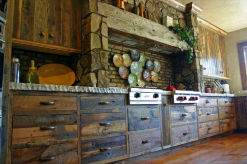 Küchen Design mit eingebautem Grill rustikal massiv schubladen ziegelwand