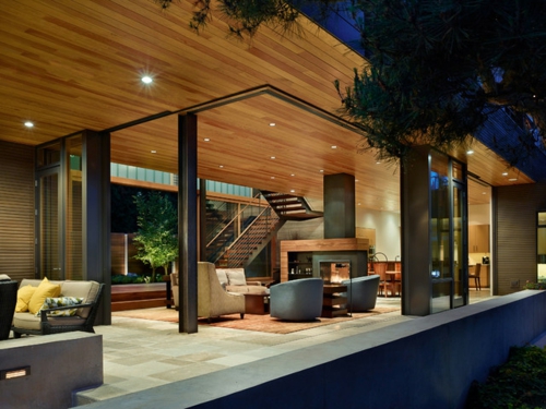 Moderne Terrasse gestalten holz gartenmöbel treppe geländer