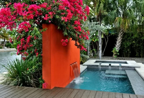 Origineller Sichtschutz im Garten landschaft pool orange wand modern
