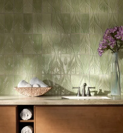 Ornamentale Kunst beim Interior Design küchenrückwand fliesen blumen spüle