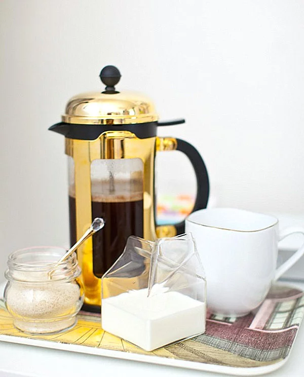 Praktisches Küchenzubehör als Dekoration kaffeemaschine klssisch zucker