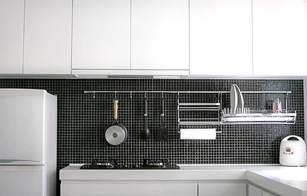 Praktisches Küchenzubehör als Dekoration weiß einrichtung mosaik rückwand