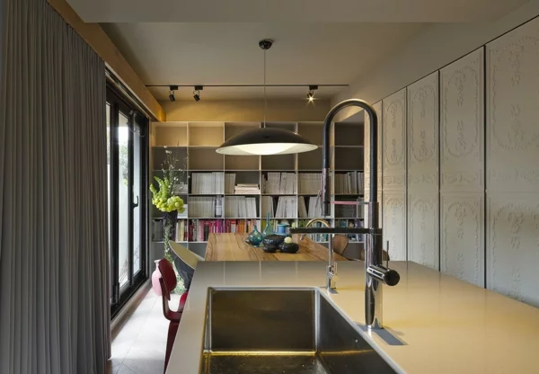 modernes Apartment mit großartiger Wohnfläche spüle arbeitsplatte