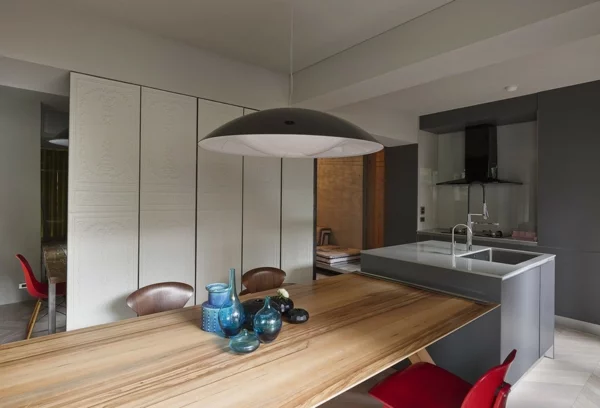 Schönes Apartment mit großartiger Wohnfläche tischplatte holz pendelleuchten