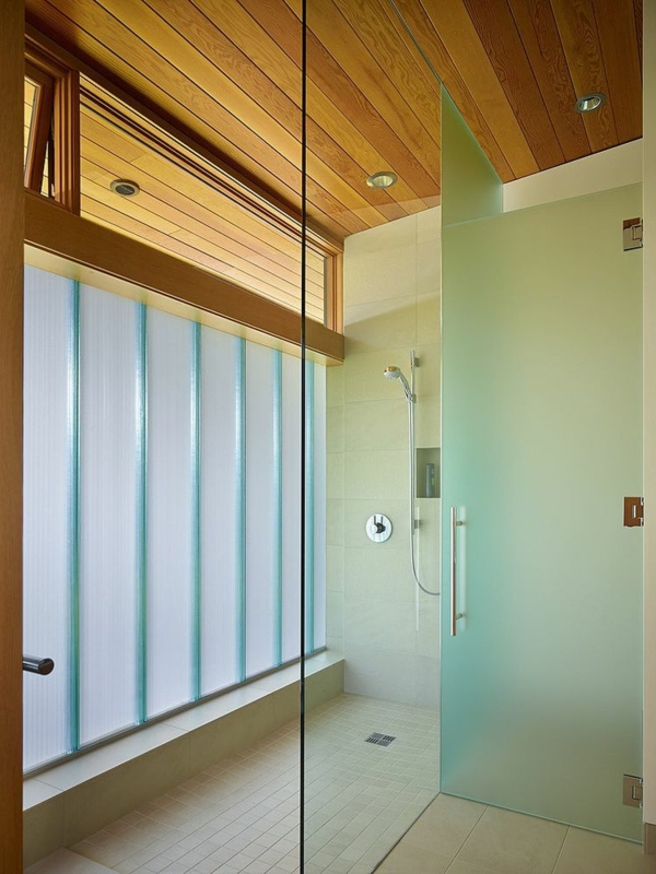 Schönes Haus am Seeufer badezimmer duschkabine mattiert glas
