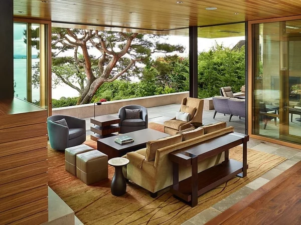 Schönes Haus am Seeufer sofa couchtisch teppich natur umgebung