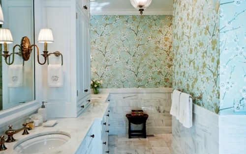 Wandgestaltung mit schönen Tapeten badezimmer muster blumen wandlampe