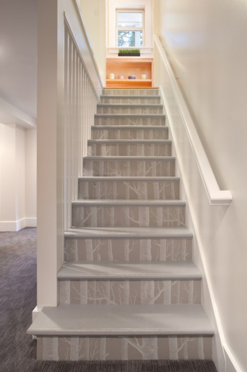 Wandgestaltung mit schönen Tapeten treppe monochromatisch stil weiß geländer