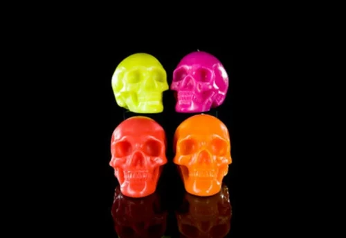 beliebte halloween dekorationen neonfarbene schädel