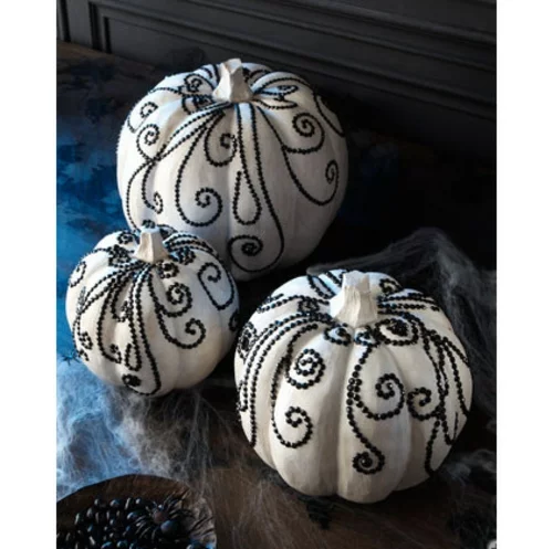 beliebte halloween dekorationen weiße kürbisse mit filigranen muster
