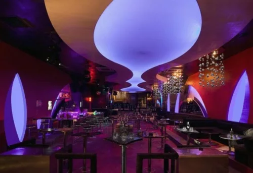 bunte lichter beleuchtung zimmerdecke restaurant urban stil