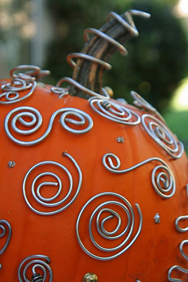 coole Wohnideen für Halloween Dekoration metallisch spiralförmig ziermuster