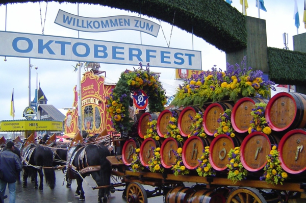 deutschland feiert das oktoberfest bierfäßer und bunte blumen