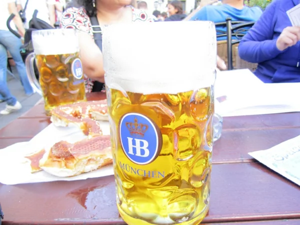 deutschland feiert das oktoberfest kaltes bier